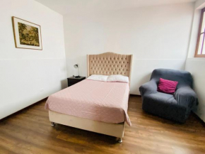 Habitación con baño y smart tv en Barranco